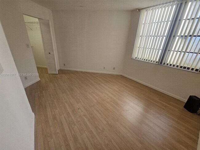 Building Photo - 211 Lake Pointe Dr