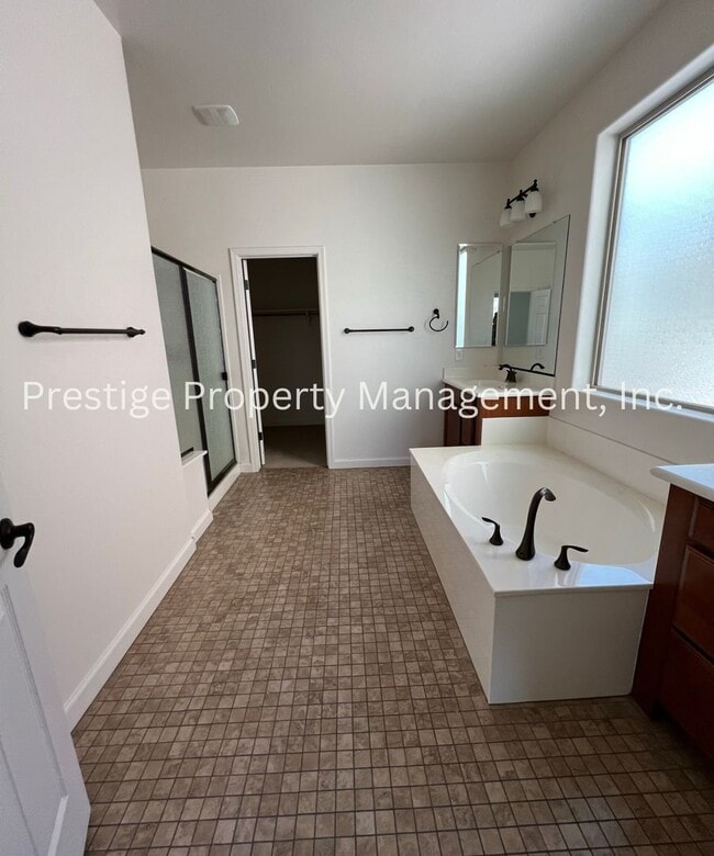Building Photo - Dont Miss This Spacious Northwest home!!!