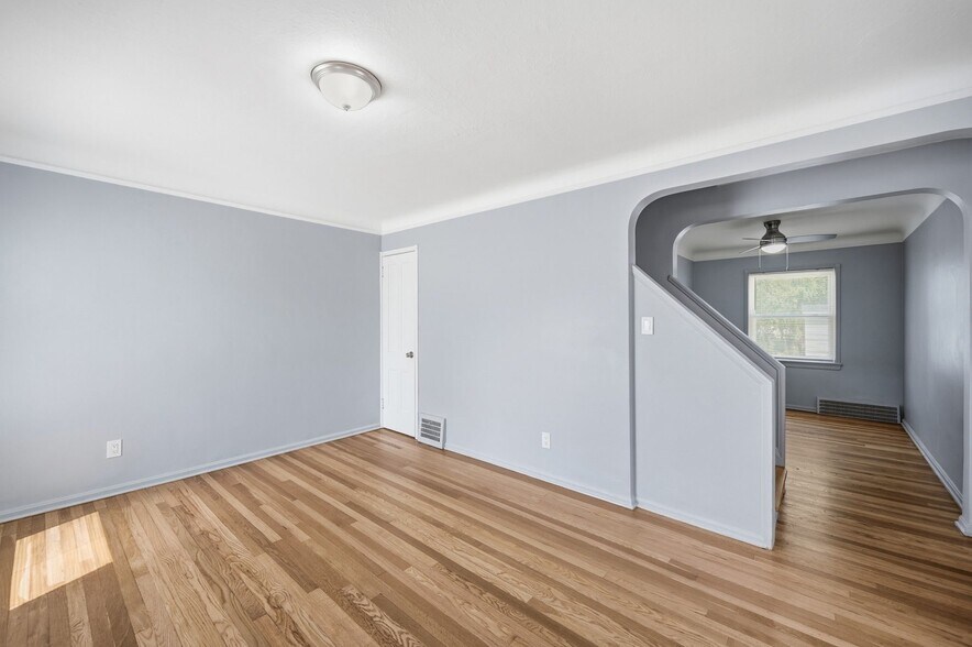 Building Photo - 253 E 250th St
