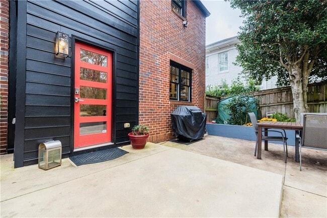 Building Photo - 360 8th St NE