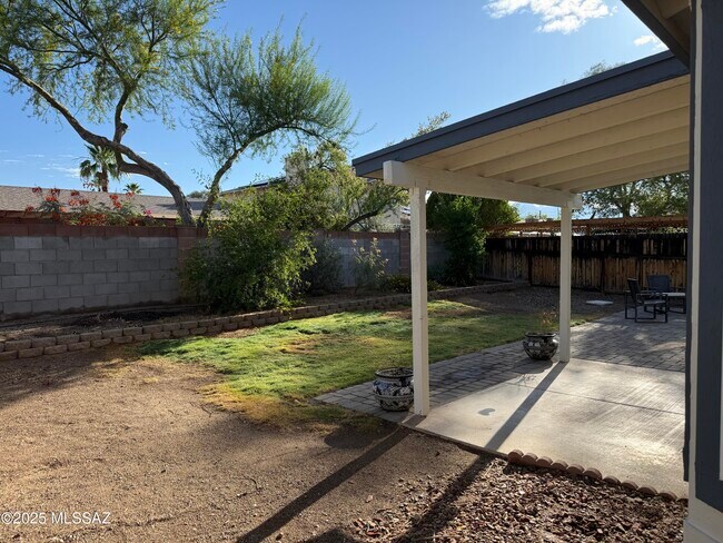 Building Photo - 2560 W Tenbrook Way