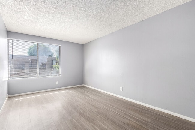 Building Photo - 2413 W Hazelwood St