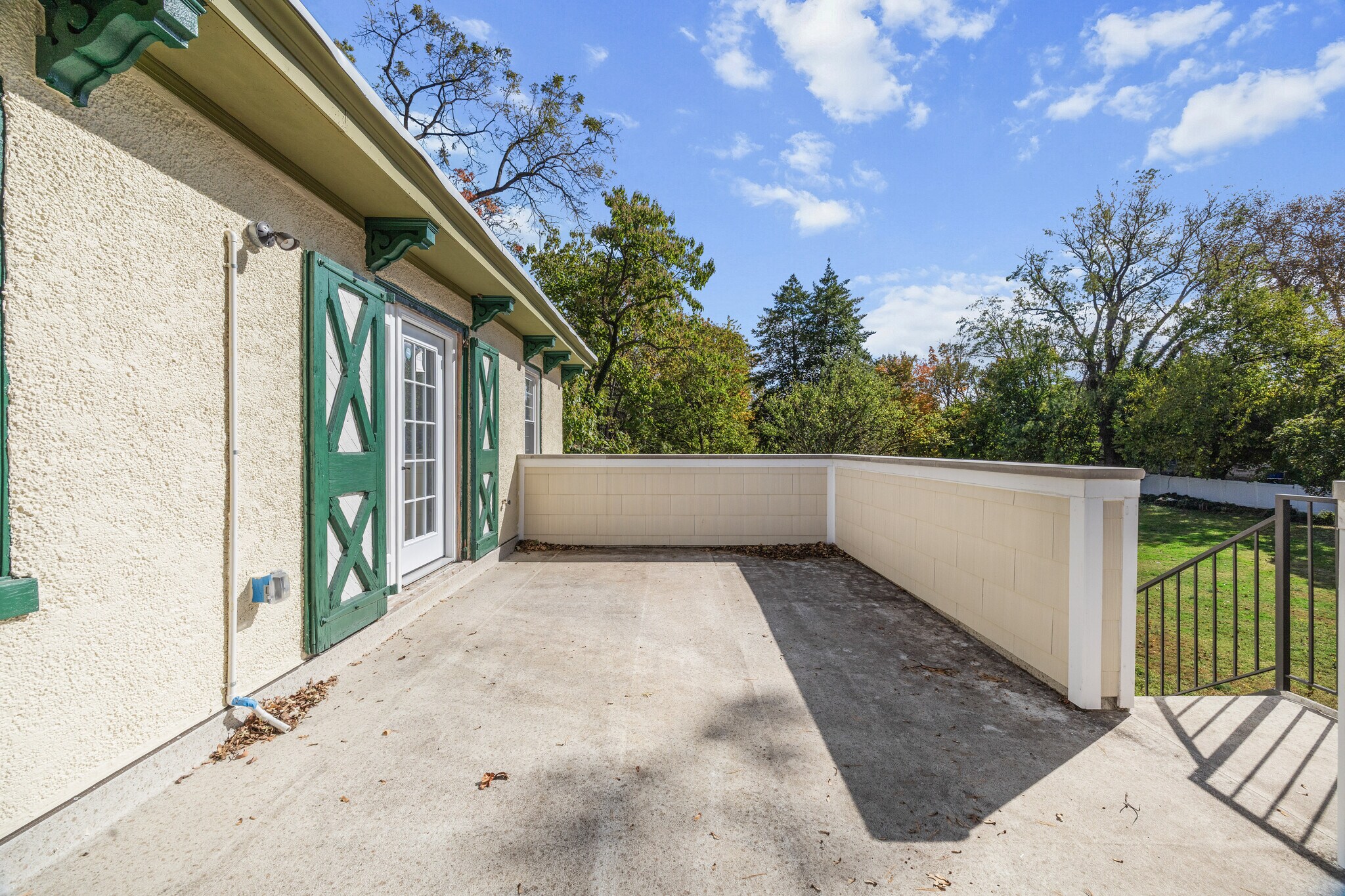 Building Photo - 131 W Walnut Ln