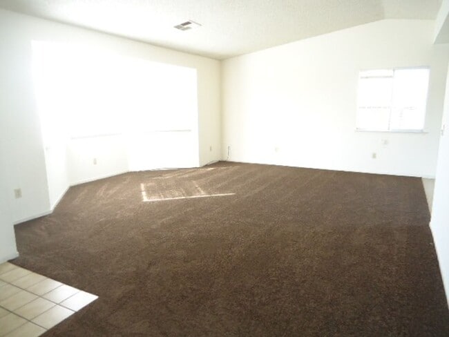 Building Photo - 3 Bedroom 2 Bath Westside Home