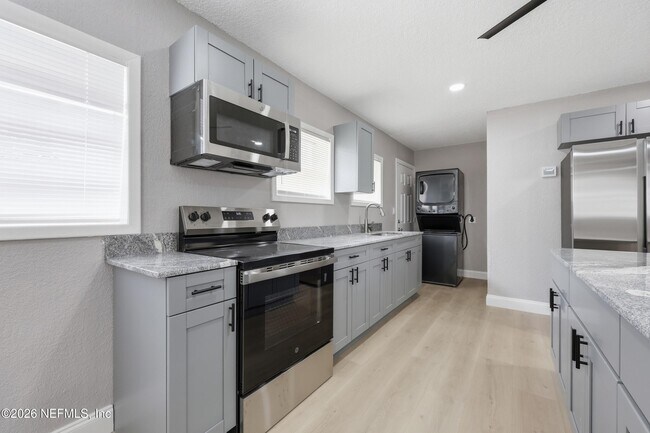 Building Photo - 9565 Carbondale Dr W