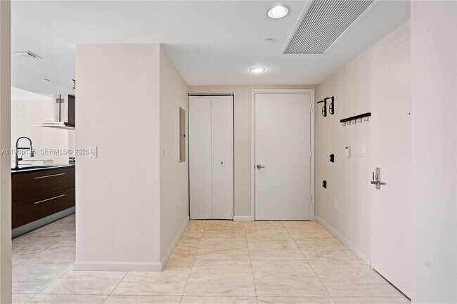 Building Photo - 495 Brickell Ave