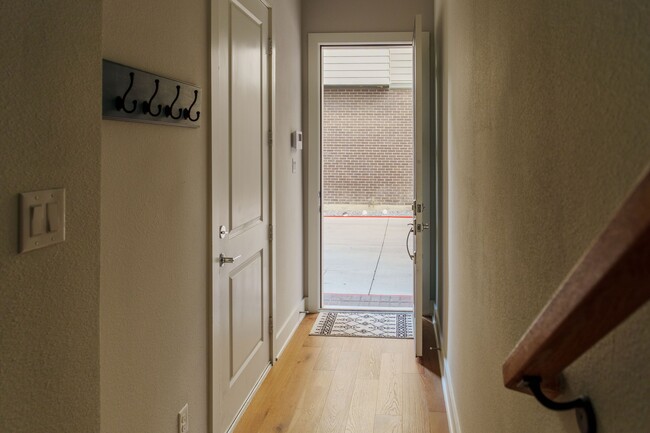Building Photo - 381 E Greenbriar Ln