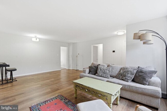 Building Photo - 6032 Old Landing Way