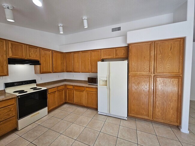 Building Photo - 3 Bedroom Home - No HOA - Single Level - North Phoenix *$500 Off First Month's Rent*