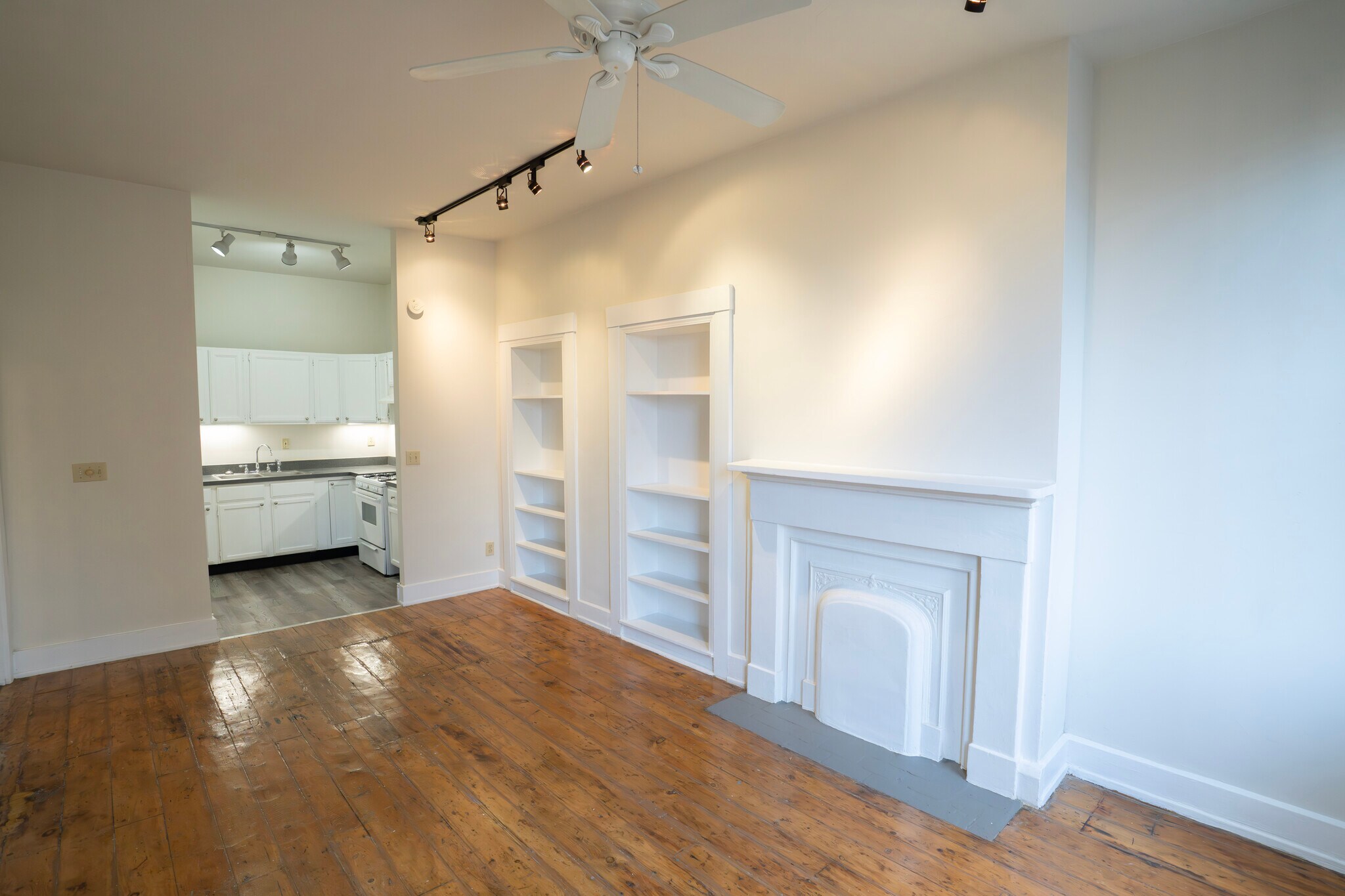 Building Photo - 137 W 9th St