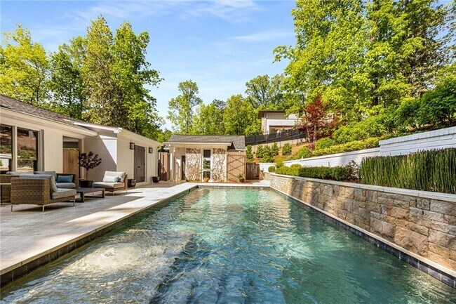 Building Photo - 1100 Kingston Dr NE