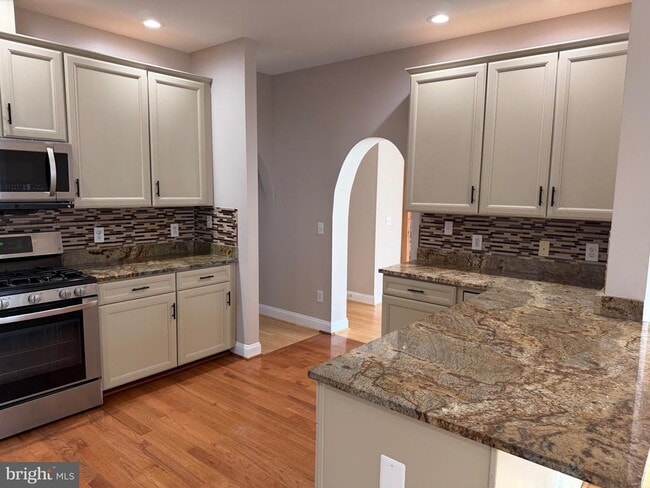 Building Photo - 728 18th St S