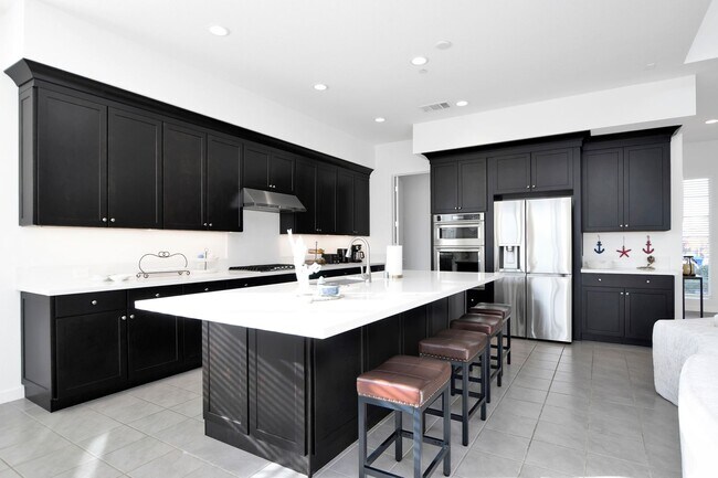 Building Photo - Waterfront Beauty