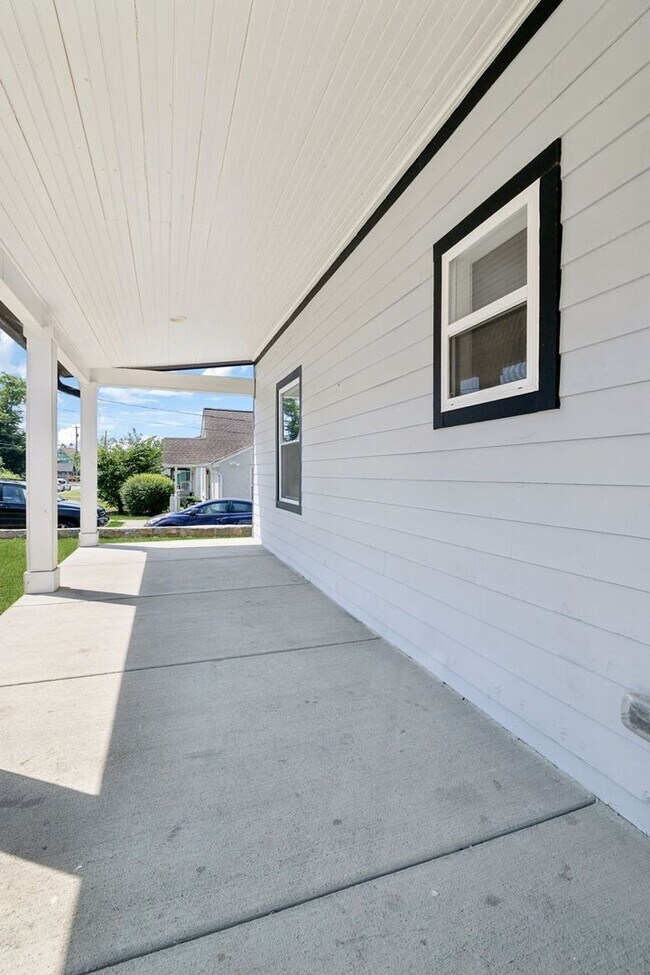 Building Photo - Beautifully Remodeled Home Just Minutes From Downtown Nashville