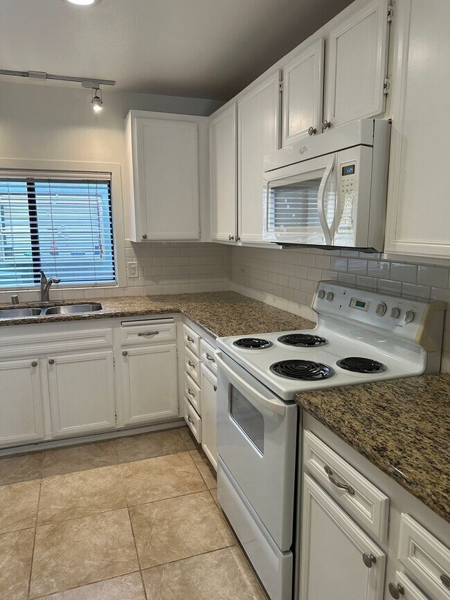 Building Photo - MISSION HILLS-SPACIOUS 2BR /2BA WITH MODER...