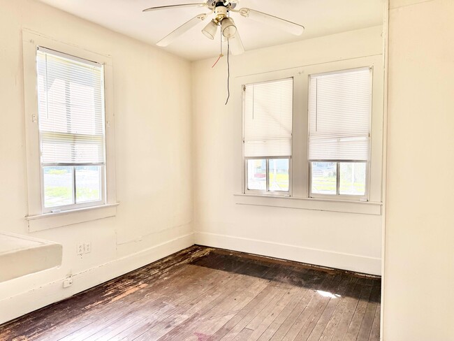 Building Photo - 303 S 21st St