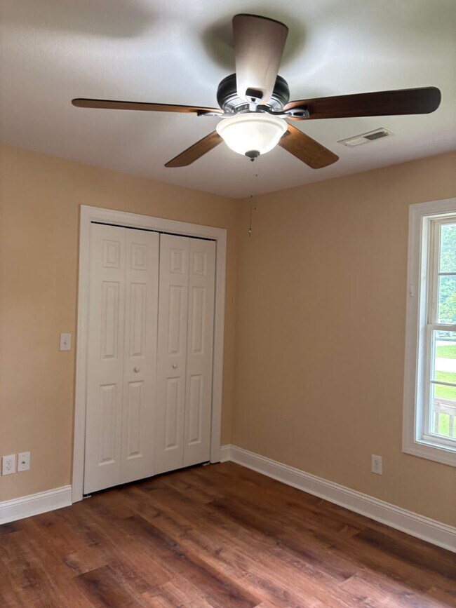 Building Photo - 124 Deerfield Ln