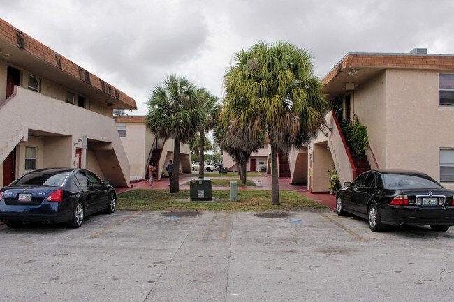 Building Photo - Oasis Apartments