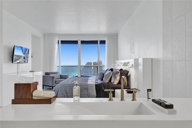 Building Photo - 3101 Bayshore Dr