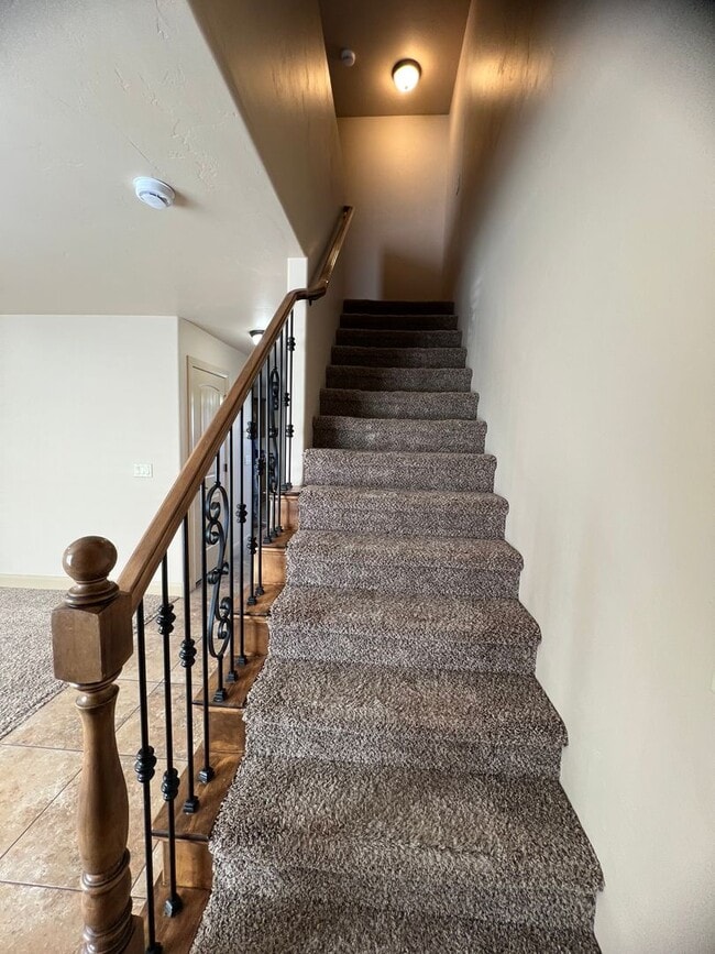 Building Photo - Looks Almost Brand New Townhome!