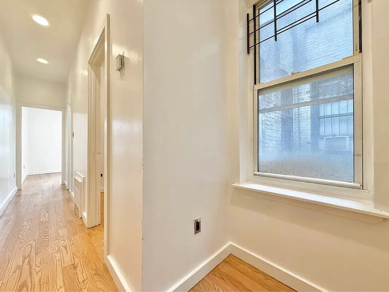 Building Photo - 225 Eldert St