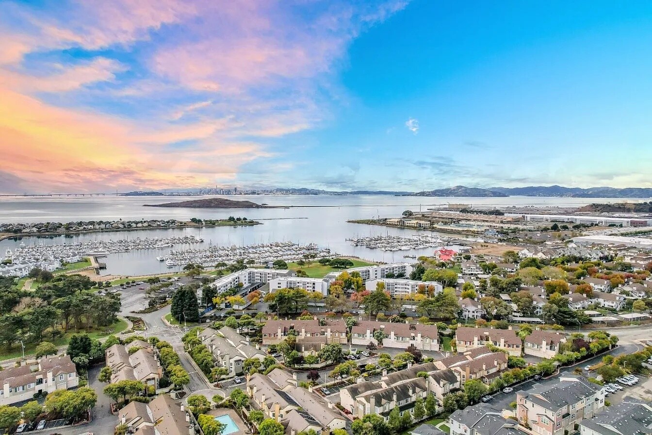 Building Photo - 2502 Jetty Dr