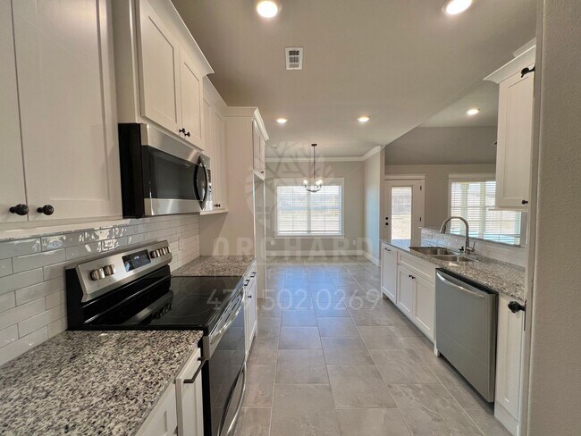 Building Photo - Single-Family Home- Desirable Clearwood Plan