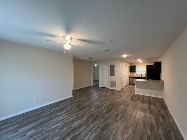 Building Photo - Available now! Lovely 2 Bedroom, 2 Bathroo...