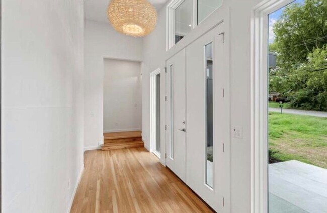 Building Photo - 903 Oak St