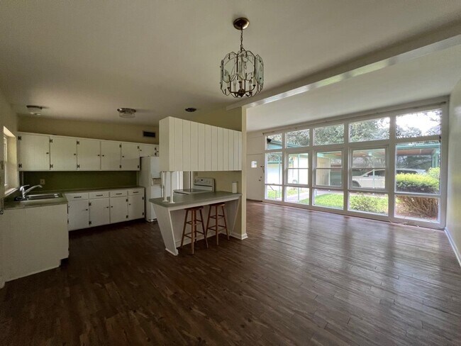 Building Photo - 2002 Chowkeebin Nene