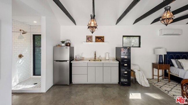 Building Photo - 1724 N Sierra Bonita Ave