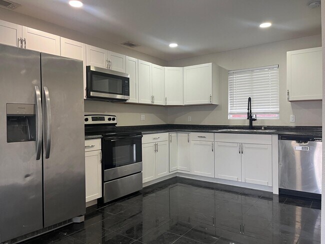 Building Photo - 838 SE Proctor Ln