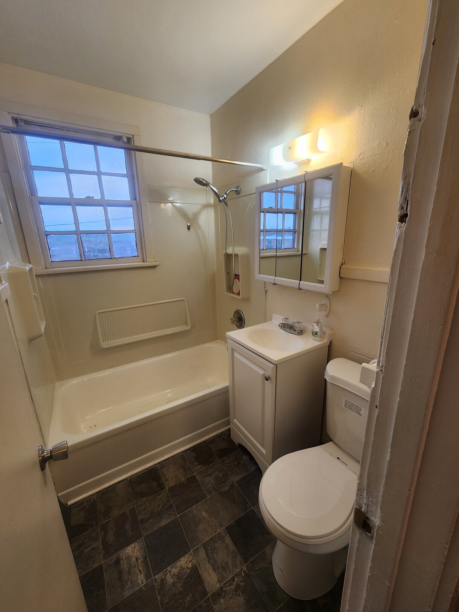 Building Photo - 1417 NW Carden Ave