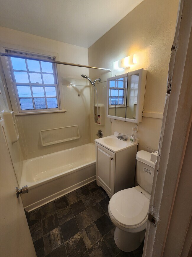 Building Photo - 1417 NW Carden Ave