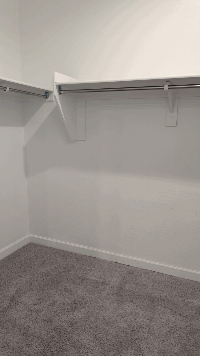 Building Photo - 4854 E Shady Glen Ave