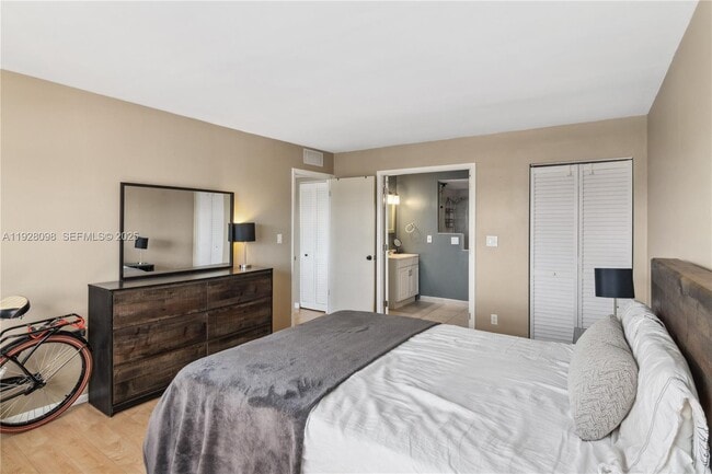 Building Photo - 401 Golden Isles Dr