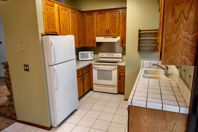 Building Photo - Centrally Located 3 Bedroom House with Fully Fenced in Backyard- Pet Friendly!