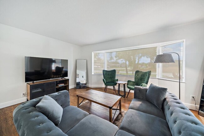 Building Photo - 1342 Essex Dr