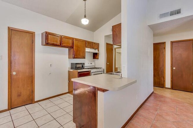 Building Photo - 4886 Maureen Cir