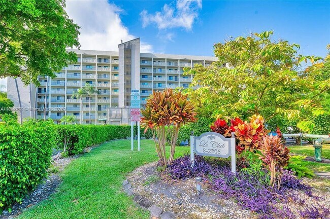 Building Photo - 2205 S Cypress Bend Dr