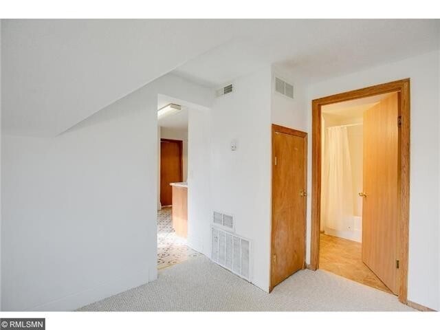 Building Photo - Quiet Affordable  Upper Level 2bdrm Duplex
