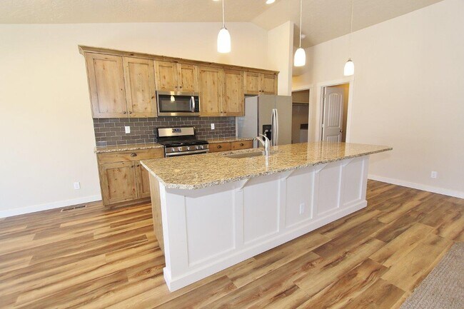 Building Photo - 4044 Queen Anne Dr