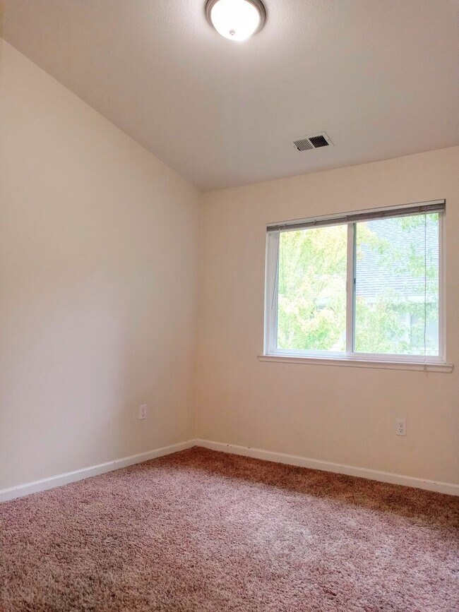 Building Photo - Great Second Floor 2bd Condo With Pool in Gated Complex