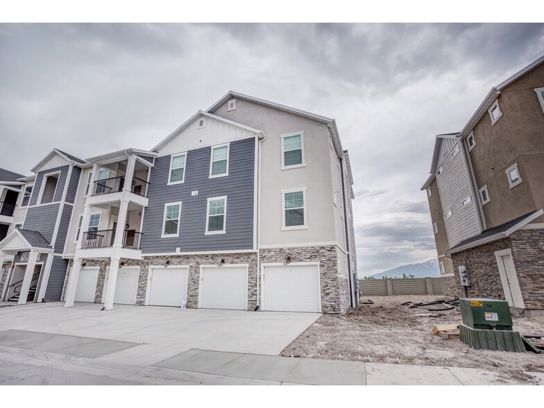 Front of Building - 620 n emery ln