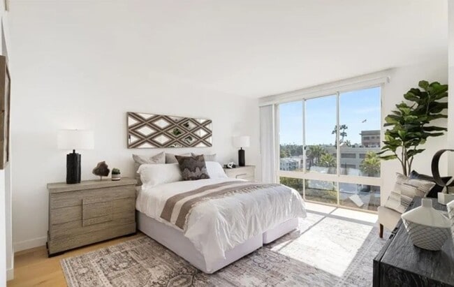 Building Photo - 2-Bedroom, 2-Bathroom Home in Prime Long B...