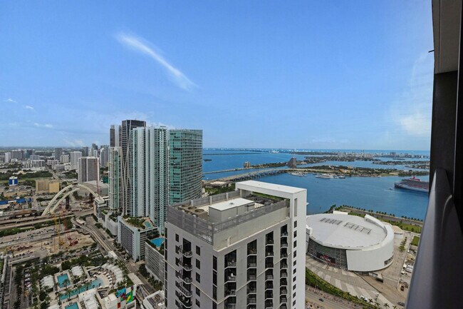 Building Photo - 601 NE 1st Ave