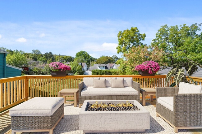 Building Photo - 116 Mary St