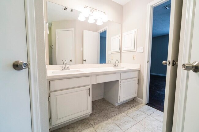 Building Photo - 2314 Pebbledowne Cir