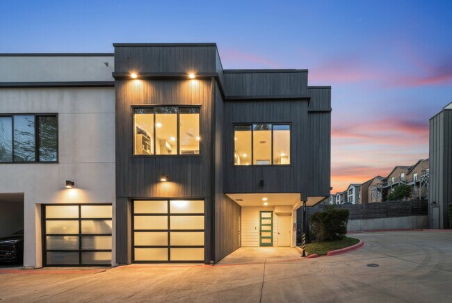 Building Photo - Spacious 3-Bed, 3-Bath Condo with Scenic Views in Vibrant Austin!