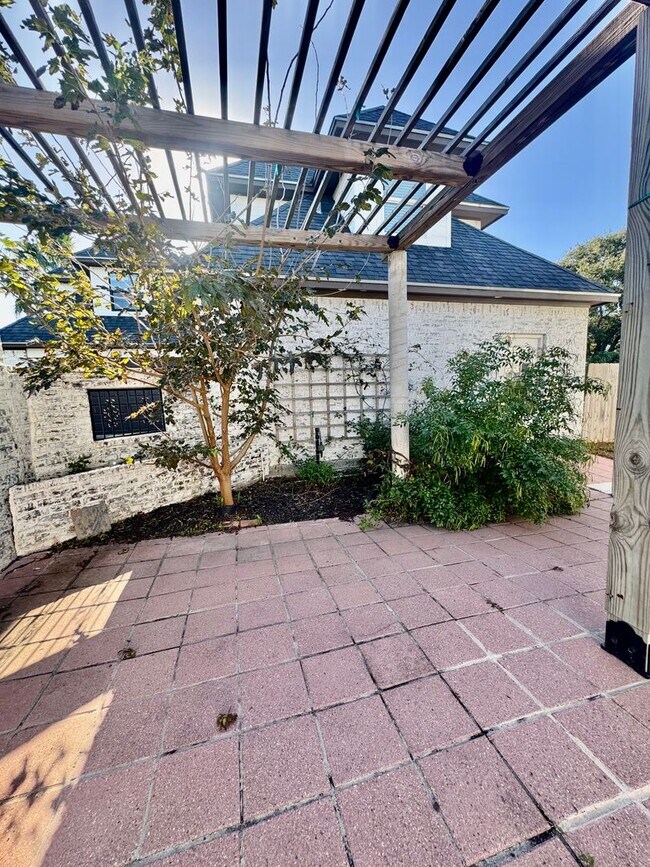 Building Photo - Elegant Estate in the Country Club Setting-Mother in law suite